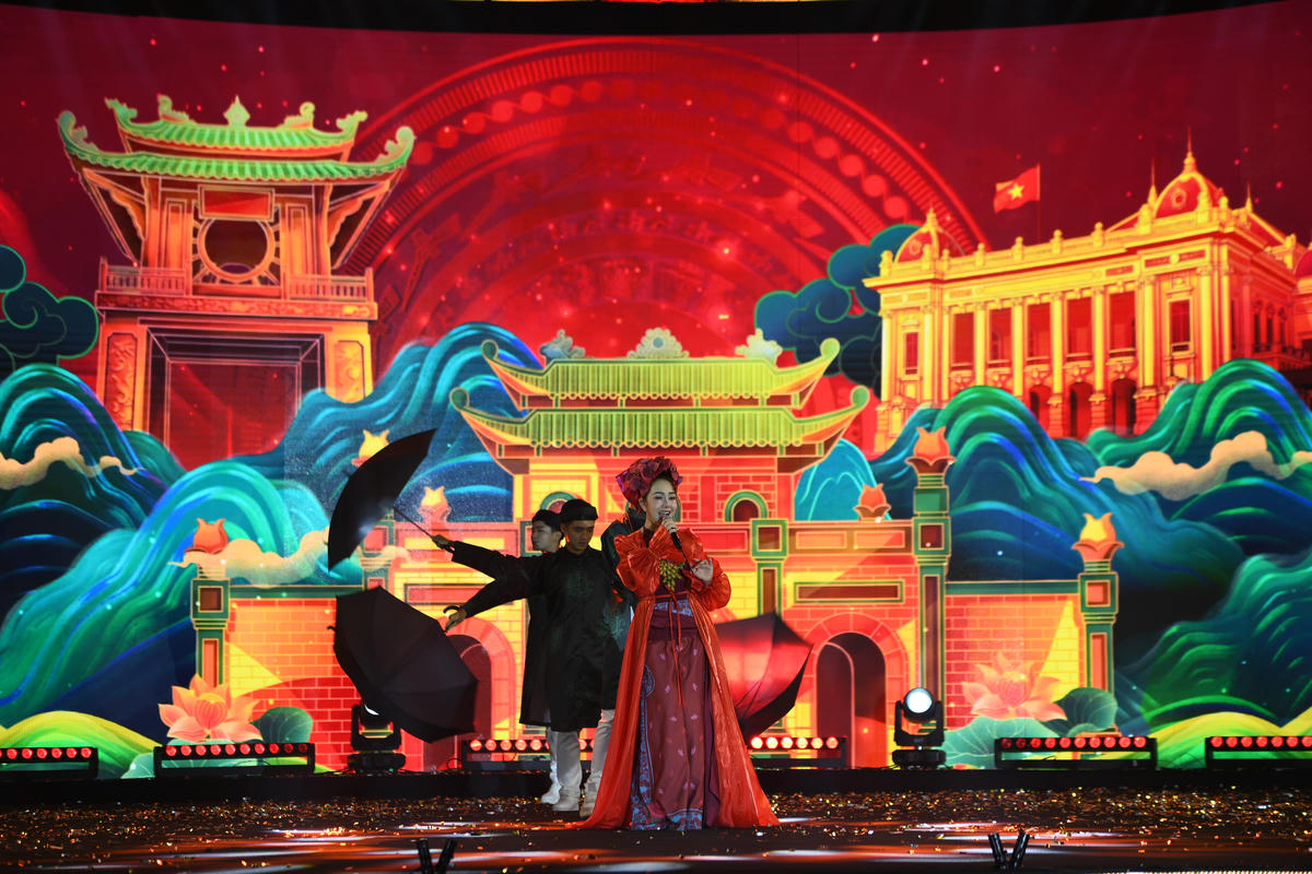 Thể hiện các ca khúc trên sân khấu là những ca sĩ nổi tiếng với phong cách độc đáo, riêng biệt mang đến trải nghiệm đầy cảm xúc cho khán giả. Ảnh: Phạm Sỹ.