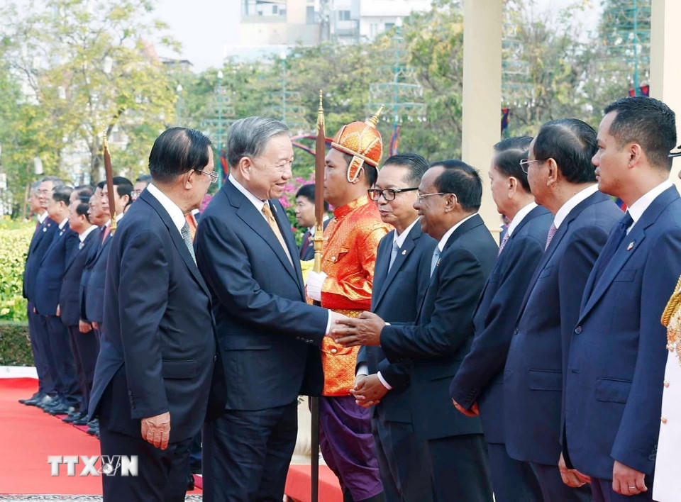 Tổng Bí thư Tô Lâm với thành viên đoàn cấp cao Campuchia. (Ảnh: Thống Nhất/TTXVN).