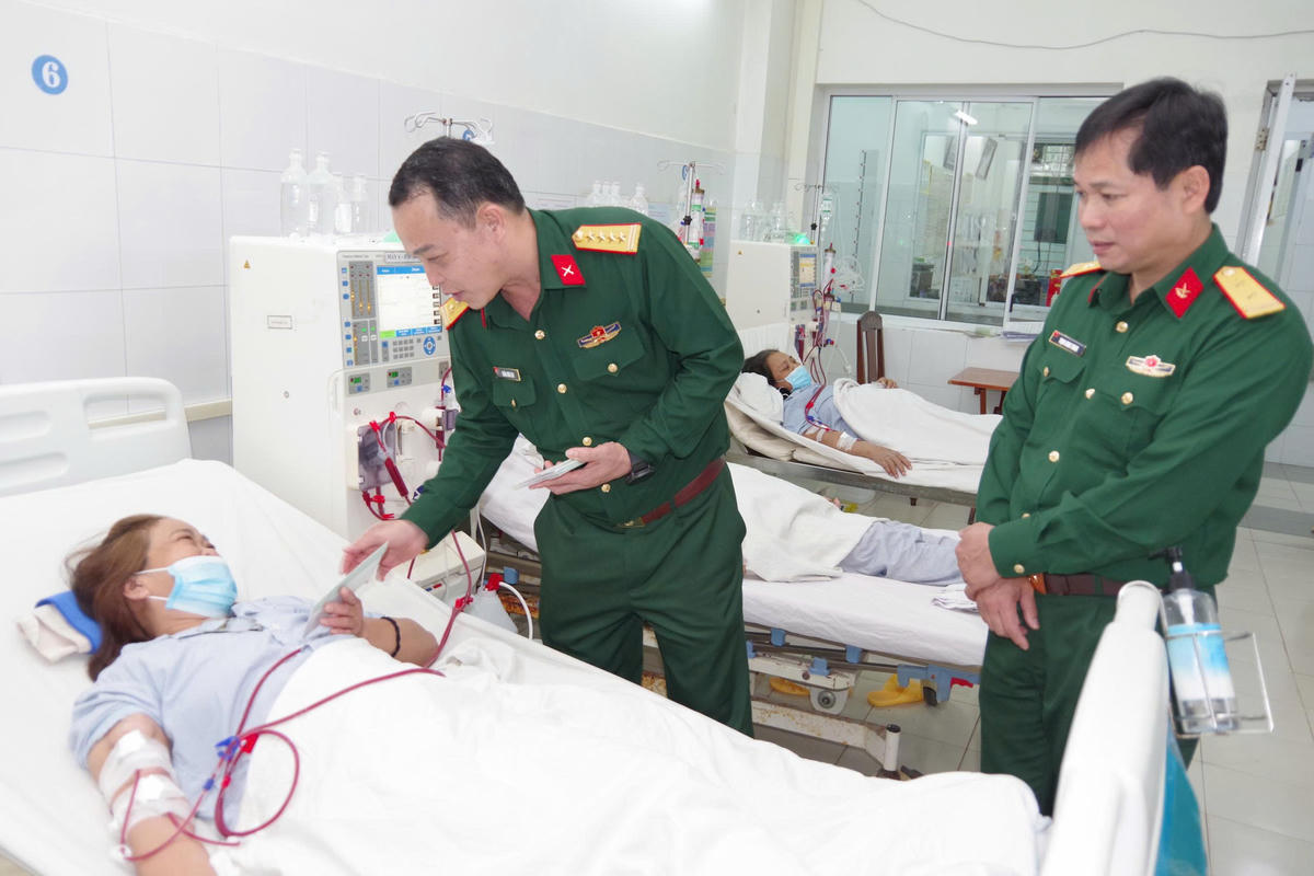 Đại tá Trần Hữu Ích, Chỉ huy trưởng Bộ Chỉ huy Quân sự TP Đà Nẵng thăm bệnh nhân đang điều trị tại BVĐK Đà Nẵng. Ảnh: CV.
