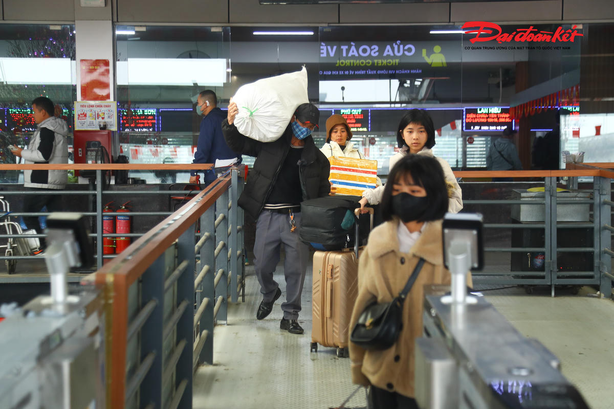 Hành khách lỉnh kỉnh đồ đạc rời phố về quê nghỉ Tết.