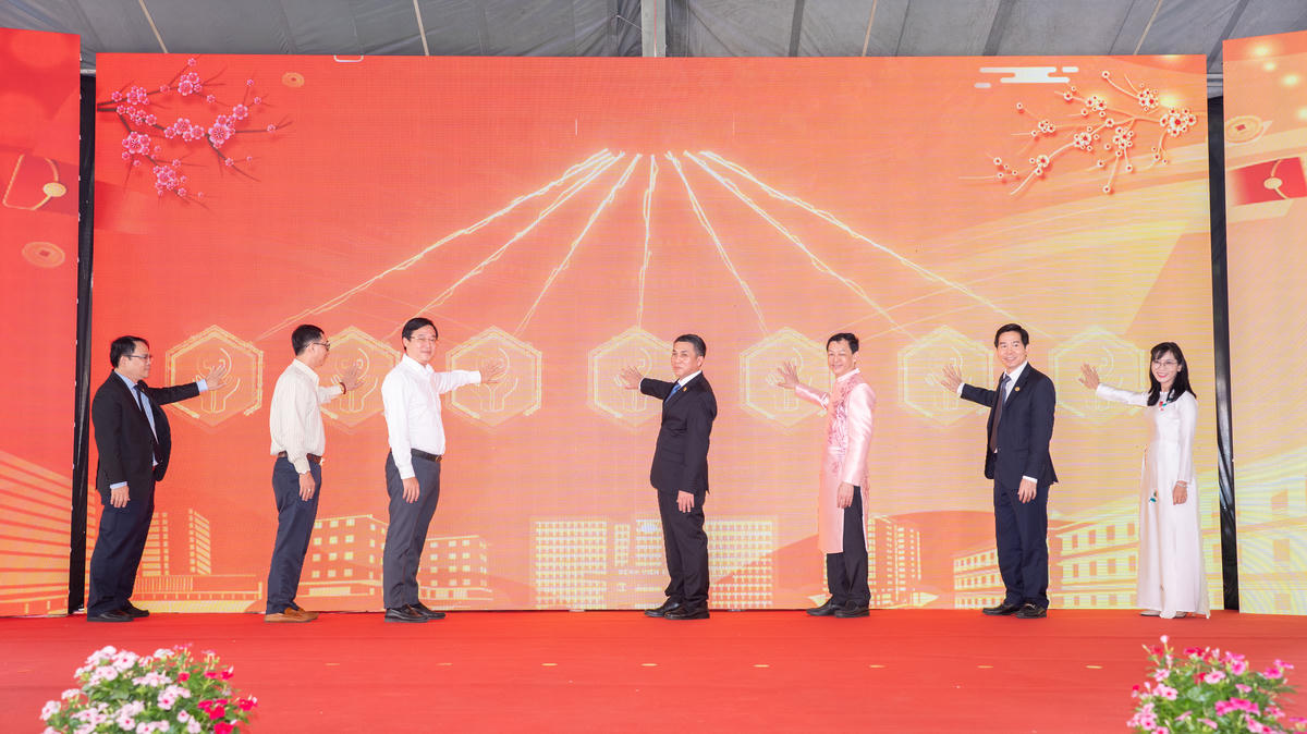 Đại diện các đơn vị nhấn nút khai mạc Đường&nbsp; hoa. Ảnh: BV