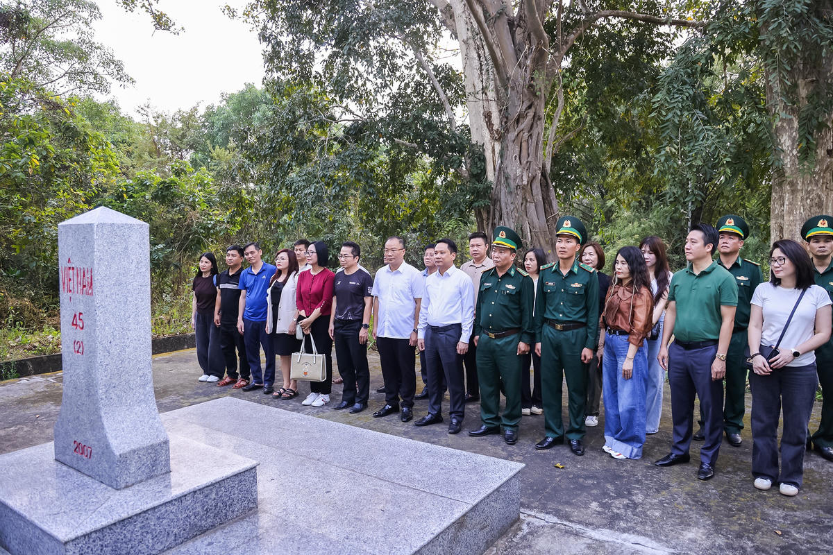 Đoàn công tác tham quan cột mốc biên giới số 45(2) do Đồn Biên phòng Sêrêpốk quản lý.&nbsp;Ảnh: Quang Vinh.