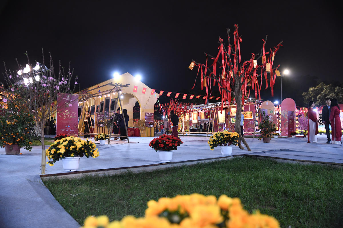 Với quy mô trên 7.000m², không gian Happy Tết năm 2026 được thiết kế, trang trí công phu, tái hiện sinh động hình ảnh Tết truyền thống của Hà Nội và các vùng miền, mang đến chuỗi không gian trải nghiệm phong phú cho người dân và du khách. Ảnh: Phạm Sỹ.