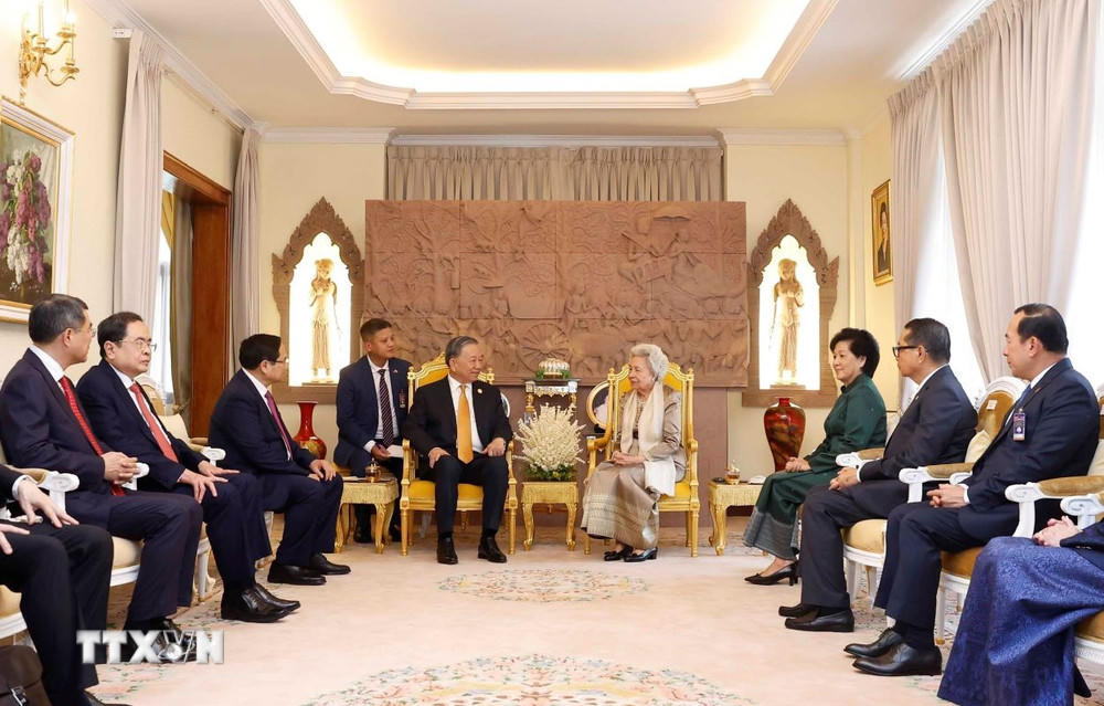 Tổng Bí thư Tô Lâm thăm hỏi, nói chuyện thân mật với Hoàng thái hậu Norodom Monineath Sihanouk. (Ảnh: Thống Nhất/TTXVN).