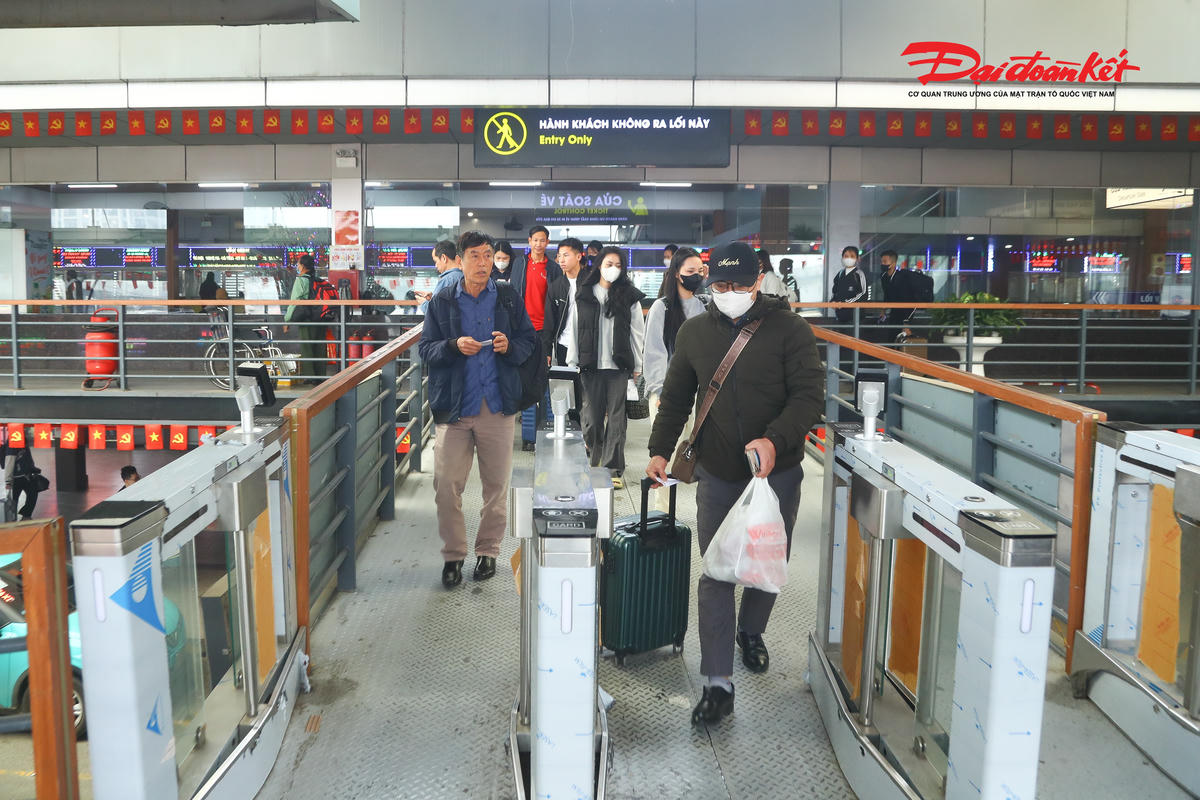 Dù còn gần nửa tháng nữa mới đến Tết Nguyên đán, nhiều người dân đã chủ động ra bến xe về quê từ sớm.. 