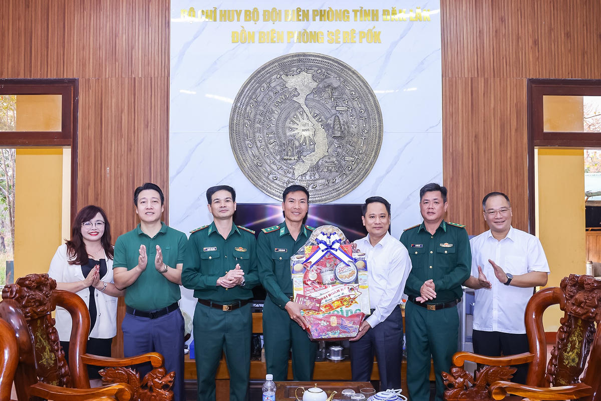 Lãnh đạo Đồn Biên phòng Sêrêpốk tiếp và làm việc với đoàn công tác của Báo Đại đoàn kết. Ảnh: Quang Vinh.