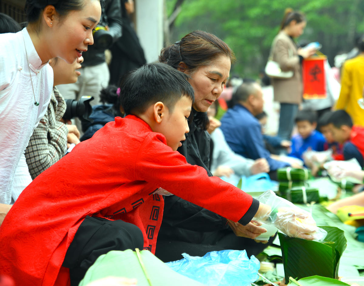 Trải nghiệm gói bánh chưng ngày Tết, hoạt động gợi nhớ không khí sum vầy, ấm áp trong mỗi gia đình Việt dịp đầu năm. Ảnh: Phạm Sỹ.