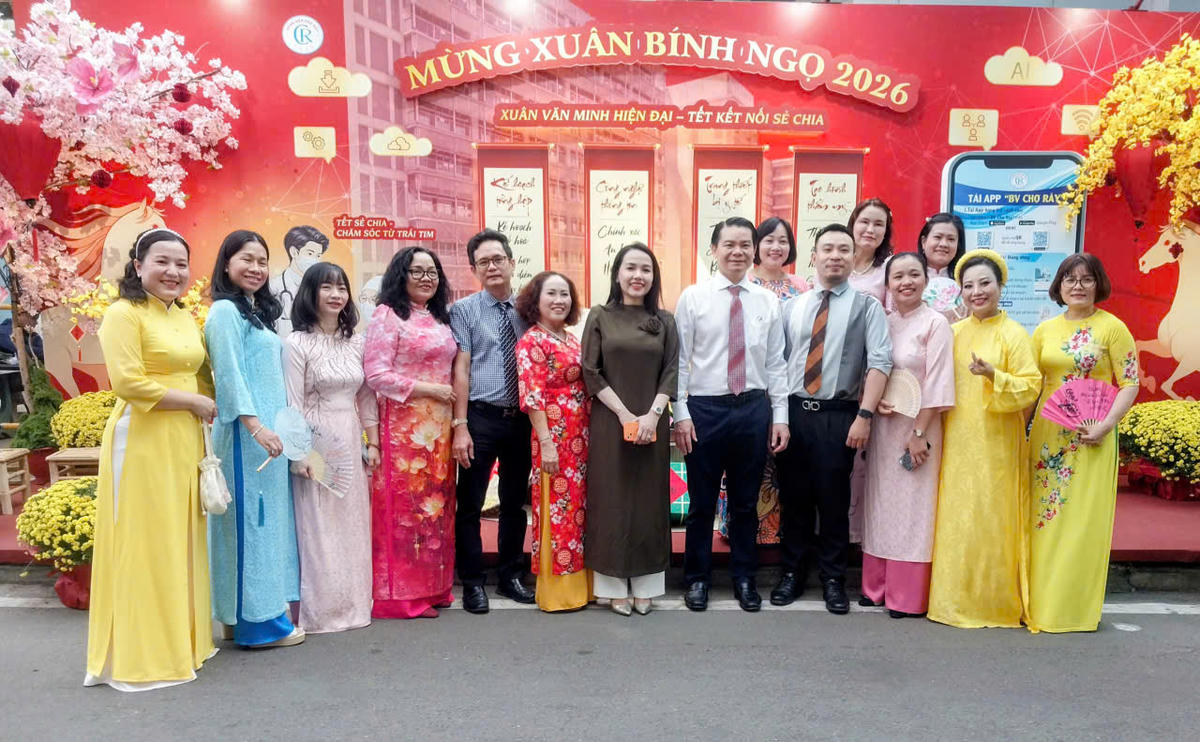 Cán bộ, công chức, viên chức Bệnh viện Chợ Rẫy "check in" Đường hoa Tết từ rất sớm. Ảnh: S.X