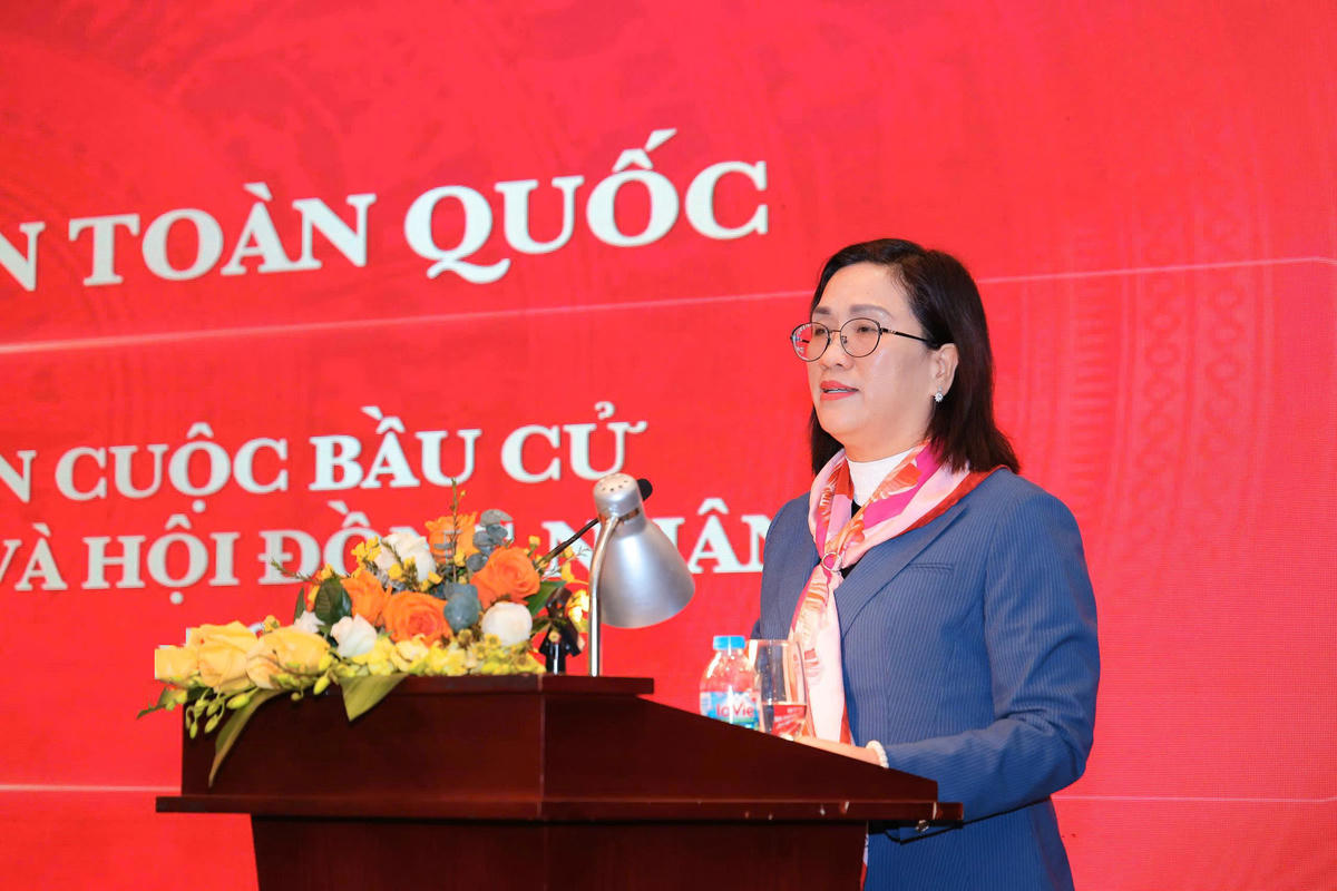 Phó Trưởng ban Tuyên giáo và Dân vận Trung ương Đinh Thị Mai trao đổi, định hướng về công tác thông tin, tuyên truyền về cuộc bầu cử.