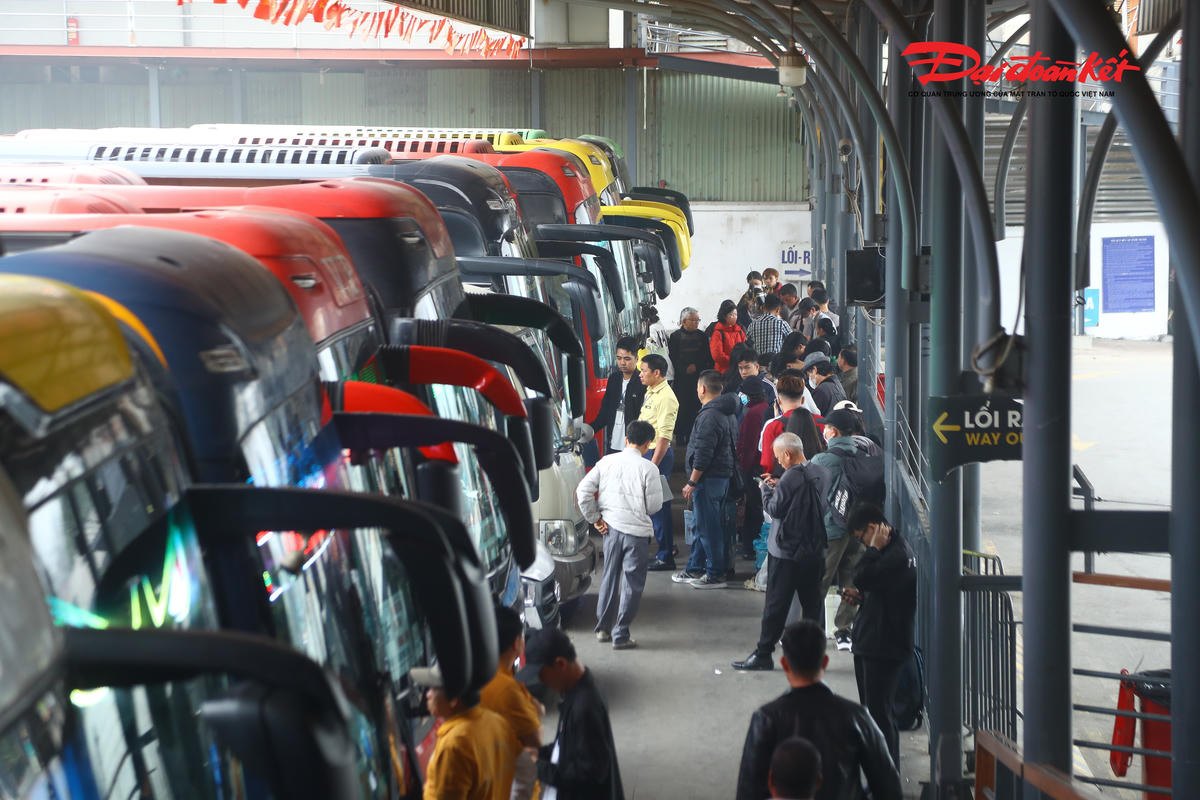 Cũng theo ông Lam, đơn vị đã xây dựng kế hoạch phục vụ người dân về quê trong các đợt cao điểm, trong đó bố trí khoảng 100 lượt xe mỗi ngày để đáp ứng nhu cầu đi lại tăng cao. Khi xảy ra tình trạng xe về bến chậm do ùn tắc giao thông, bến xe sẽ kịp thời thông báo cho hành khách về các xe tăng cường tại các quầy bán vé để bà con chủ động mua vé và yên tâm lên đường.. 