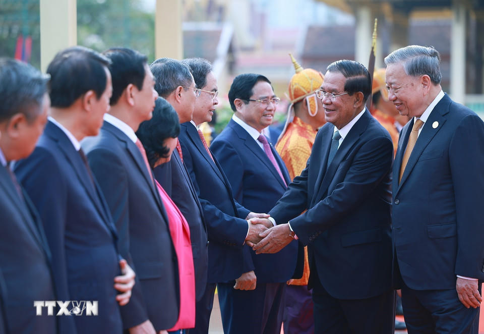 Tổng Bí thư Tô Lâm giới thiệu thành viên đoàn cấp cao Việt Nam với Samdech Techo Hun Sen. (Ảnh: Dương Giang/TTXVN).