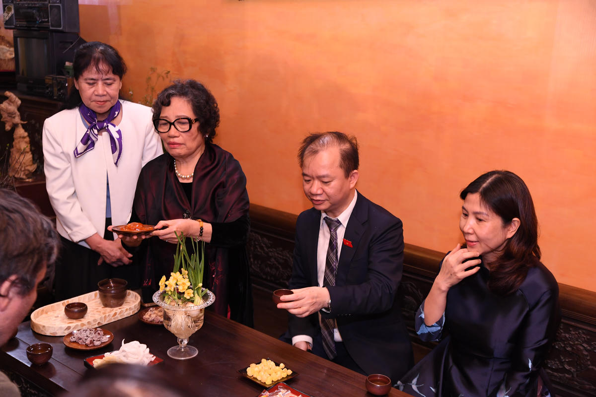 Các đại biểu thưởng trà. Ảnh: Phạm Sỹ.