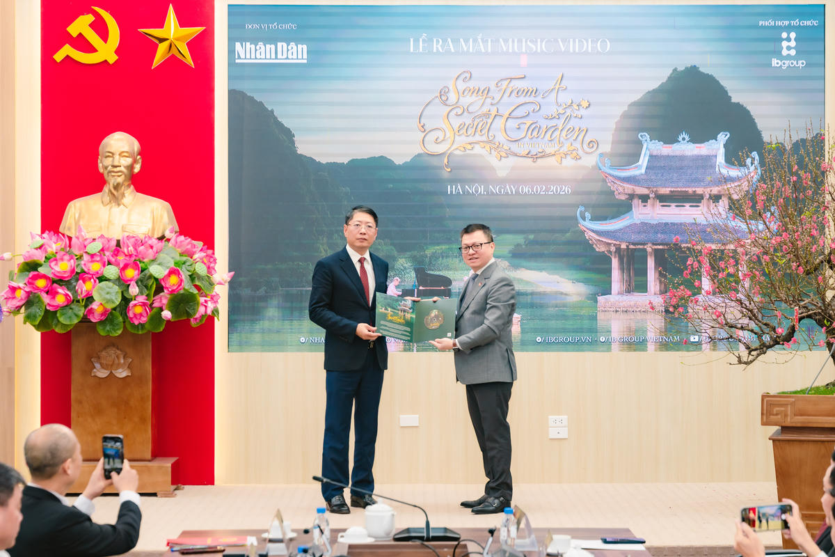 Tổng Biên tập Báo Nhân Dân Lê Quốc Minh trao tặng MV “Song From A Secret Garden - Secret Garden in Vietnam” cho Phó Chủ tịch thường trực Ủy ban Nhân dân tỉnh Ninh Bình Trần Song Tùng.