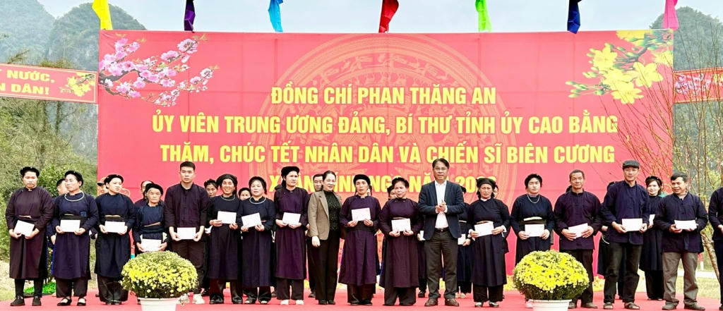 Bí thư Tỉnh ủy Cao Bằng Phan Thăng An tặng quà cho các hộ dân xóm Bản Khoòng.