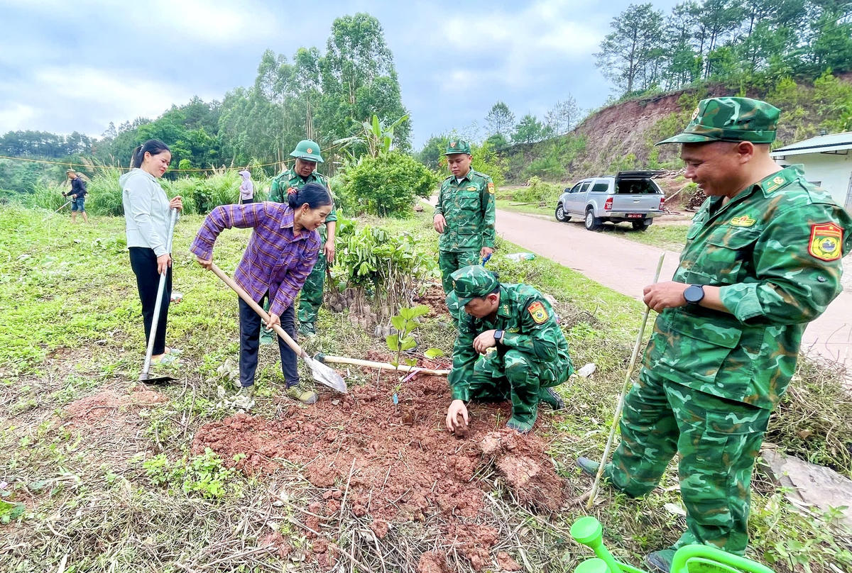 Cán bộ, chiến sĩ&nbsp;Đồn Biên phòng Cửa khẩu Chi Ma giúp người dân xã Mẫu Sơn trồng vườn kiểu mẫu.