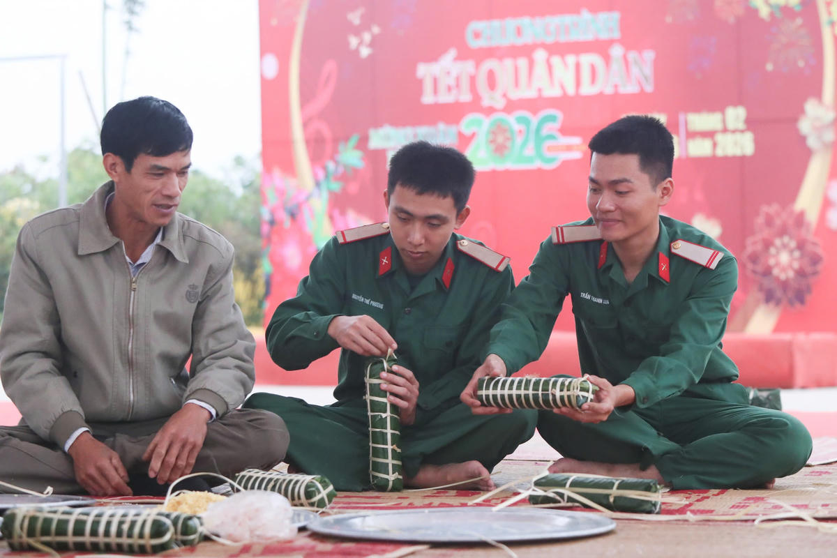 Không khí Xuân tại Minh Châu thêm rộn ràng qua các hoạt động giao lưu văn hóa, văn nghệ, thể dục thể thao, hội thi gói bánh chưng, các trò chơi dân gian.&nbsp;Ảnh: Quang Vinh.