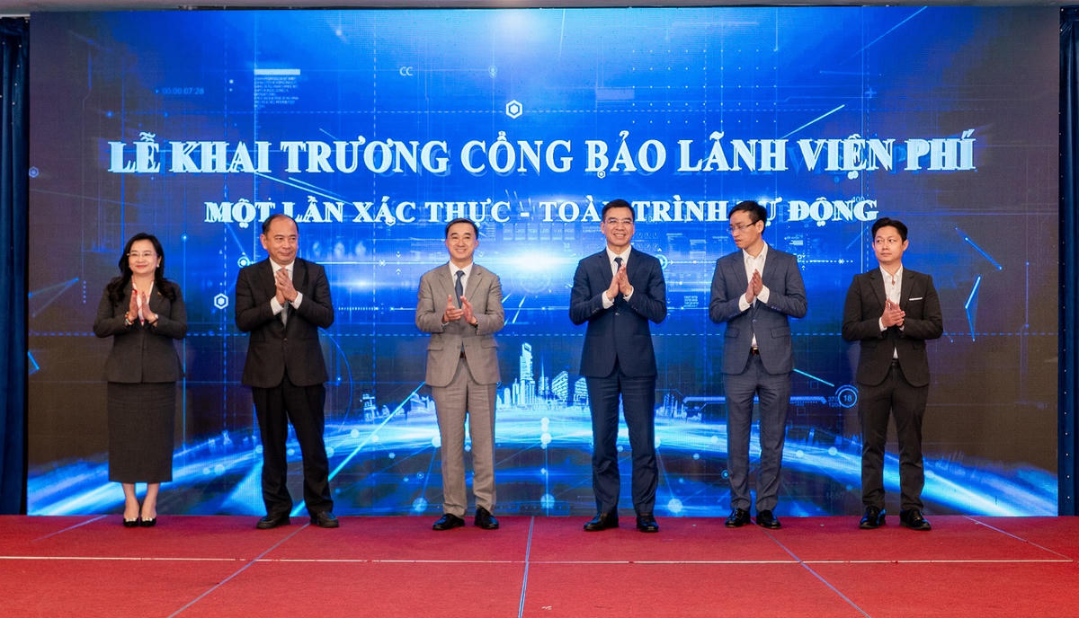 Thứ trưởng Bộ Y tế Trần Văn Thuấn, Cục trưởng Cục Quản lý Khám, chữa bệnh Hà Anh Đức, Giám đốc Sở Y tế thành phố Hồ Chí Minh Tăng Chí Thượng, Giám đốc Bệnh viện Đa khoa Hà Đông Nguyễn Thành Vinh cùng TGĐ Ngân hàng TMCP Sài Gòn – Hà Nội Ngô Thu Hà, đại diện CTCP Phát triển Công nghệ Thẻ Việt bấm nút Khai trương Cổng bảo lãnh viện phí.