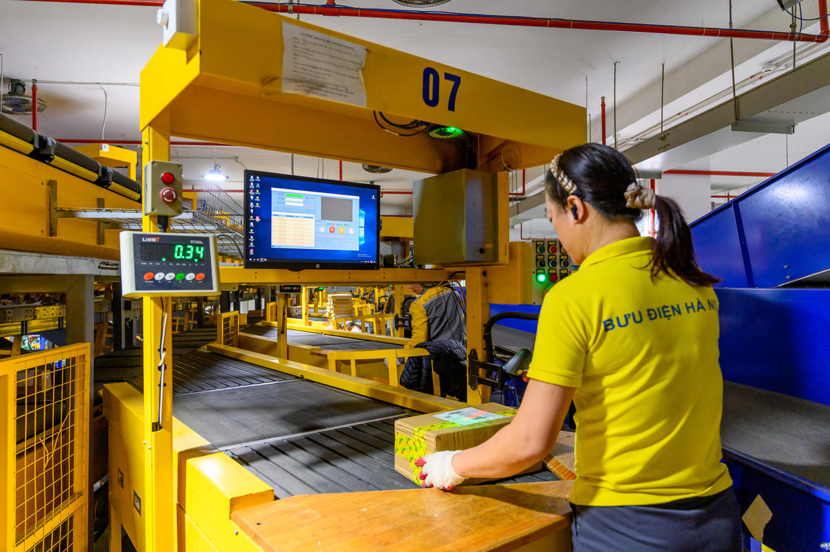 Cán bộ, nhân viên Bưu điện Việt Nam phân loại bưu gửi tại các trung tâm trong cao điểm Tết Bính Ngọ 2026.