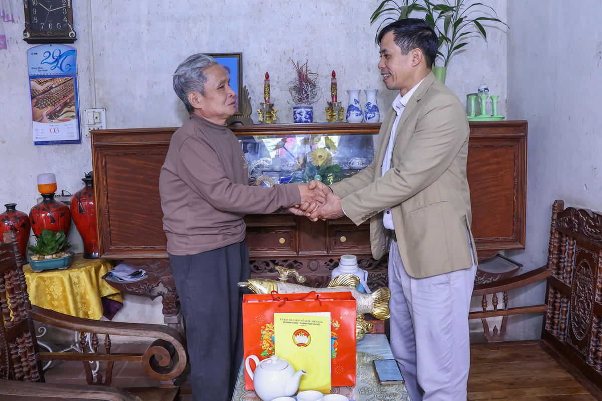 Ông Nguyễn Tài Cường – Phó Chủ tịch Ủy ban MTTQ Việt Nam xã, Chủ tịch Hội Nông dân xã Minh Châu trò chuyện, động viên gia đình có hoàn cảnh khó khăn trên địa bàn.&nbsp;Ảnh: Quang Vinh.