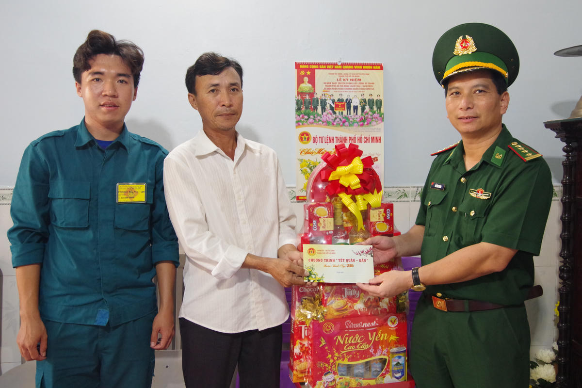 Thăm và động viên gia đình có con em chuẩn bị nhập ngũ. Ảnh: Quang Tiến.