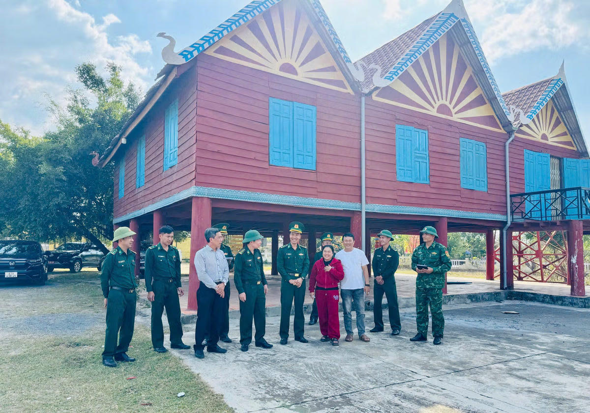 Lãnh đạo Ban Chỉ huy Biên phòng kiểm tra công tác chuẩn bị triển khai Chương trình.&nbsp;Ảnh: Quang Vinh.