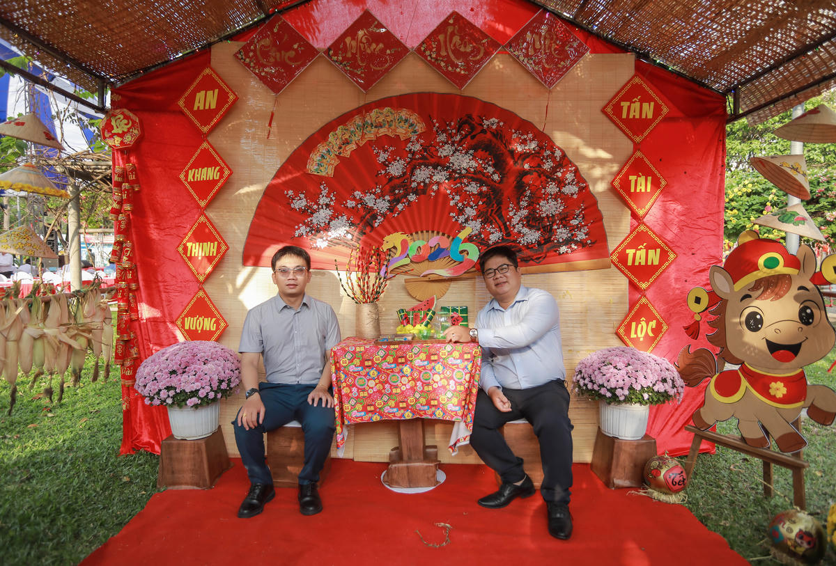 Các bạn trẻ tranh thủ check in trong không gian Ngày hội. Ảnh: Q.Đ.