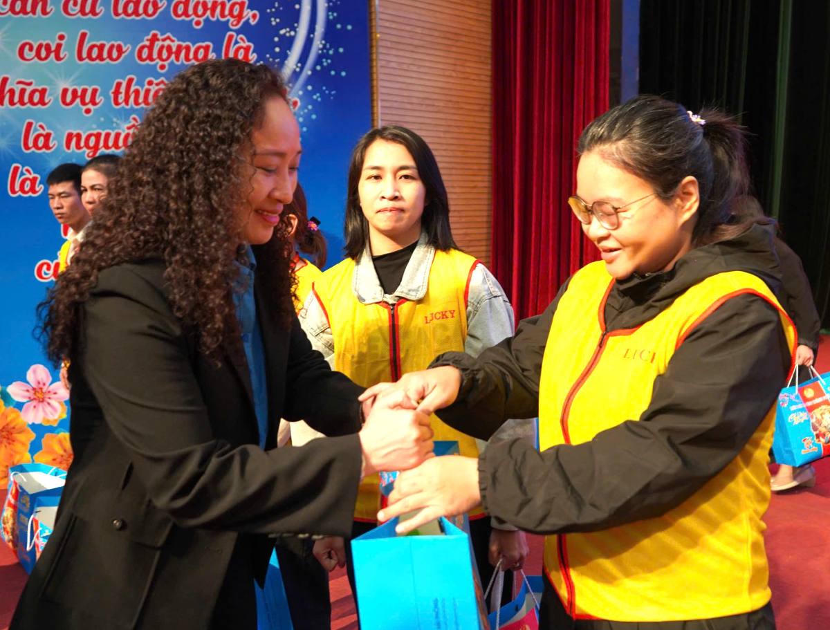 Người lao động phấn khởi nhận quà Tết từ tổ chức Công đoàn. Ảnh: PT.