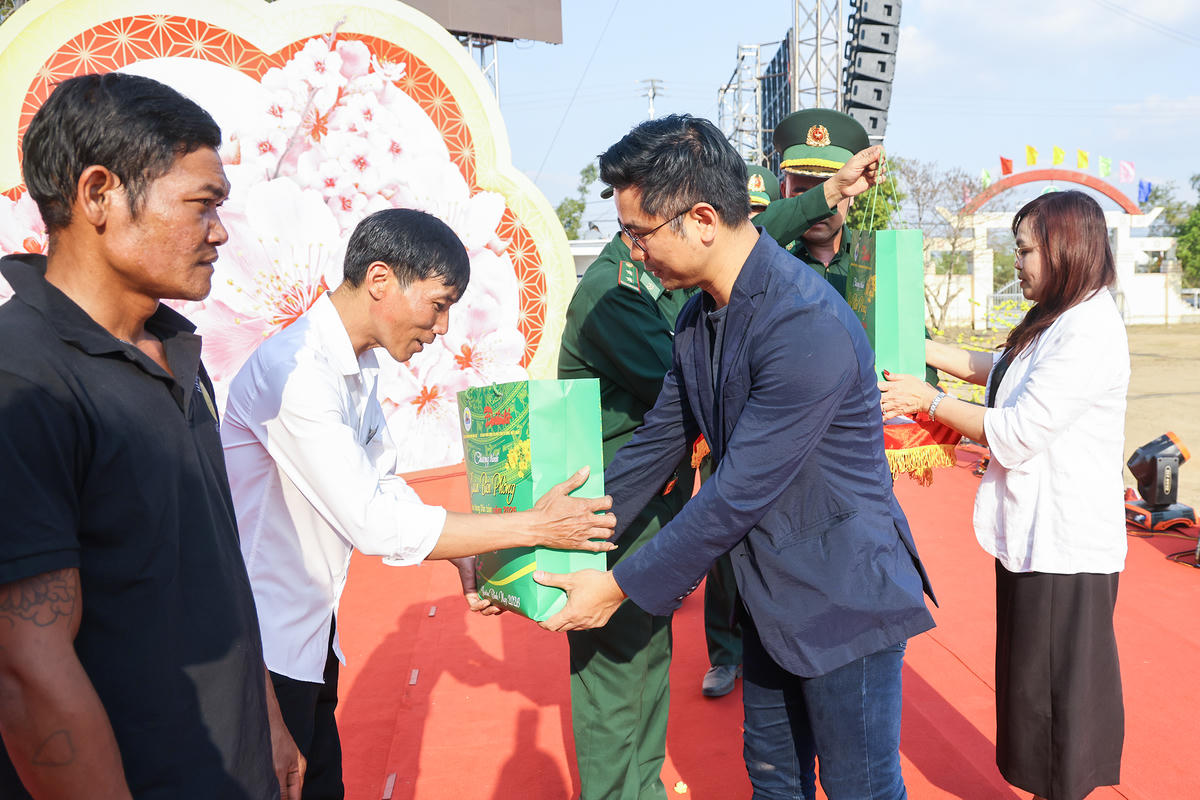 Chủ tịch Công đoàn Báo Đại đoàn kết trao quà Tết cho bà con nhân dân xã Buôn Đôn. Ảnh: Quang Vinh.