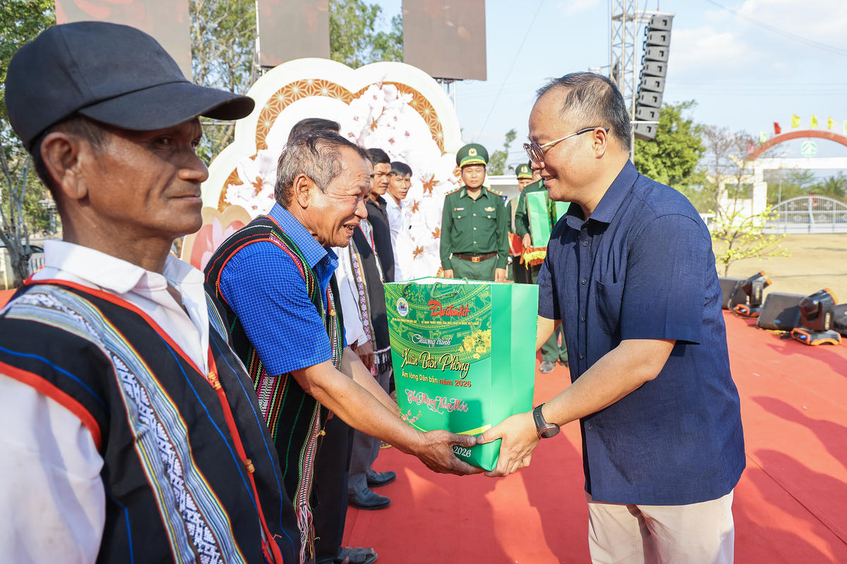 Ông Nguyễn Đăng Khang - Phó Tổng Biên tập,&nbsp;Trưởng Ban tổ chức Chương trình “Xuân Biên phòng - Ấm lòng dân bản” của Báo Đại đoàn kết trao quà Tết cho các Già làng, trưởng bản, người có uy tín ở địa phương. Ảnh: Quang Vinh.