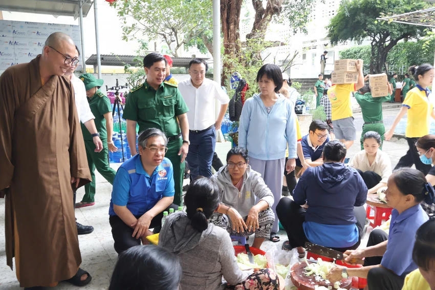Ủy viên Trung ương Đảng, Phó Bí thư Thành ủy TPHCM, Chủ tịch Ủy ban MTTQ Việt Nam TPHCM Nguyễn Phước Lộc thăm bếp ăn dã chiến tại tỉnh Khánh Hòa. Ảnh: MTTQ TPHCM