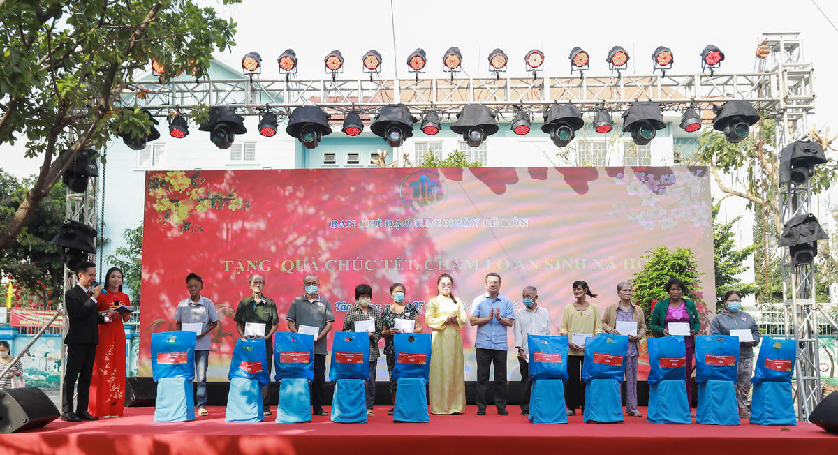 Lãnh đạo phường trao quà Tết cho người dân. Ảnh: Q.Đ.