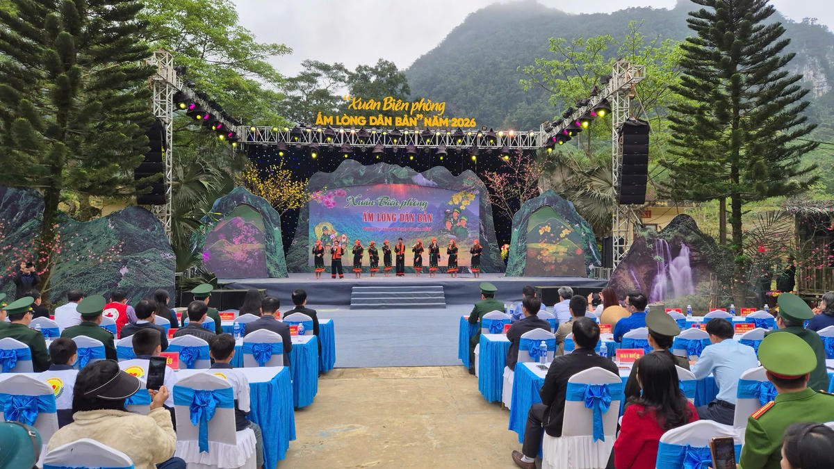 Năm nay, Ban Chỉ huy và các Đồn Biên phòng trên 2 tuyến biên giới tại tỉnh Quảng Trị phối hợp với các sở, ban, ngành và cơ quan, doanh nghiệp, cá nhân đồng hành tổ chức 28 chương trình “Xuân biên phòng ấm lòng dân bản”. Ảnh: BTC.