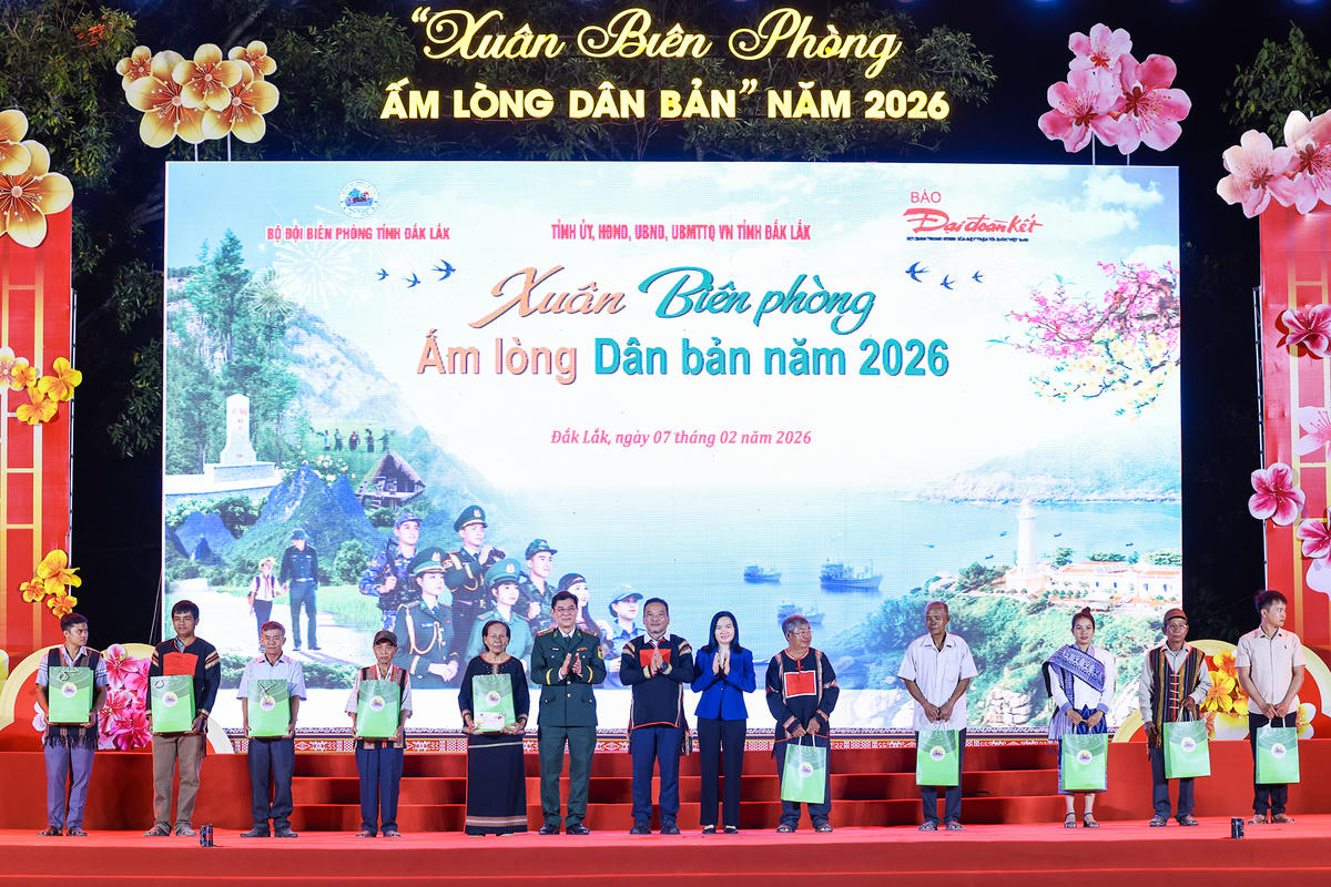 Đại diện Ban Tổ chức tặng quà Tết cho bà con nhân dân. Ảnh: Quang Vinh.