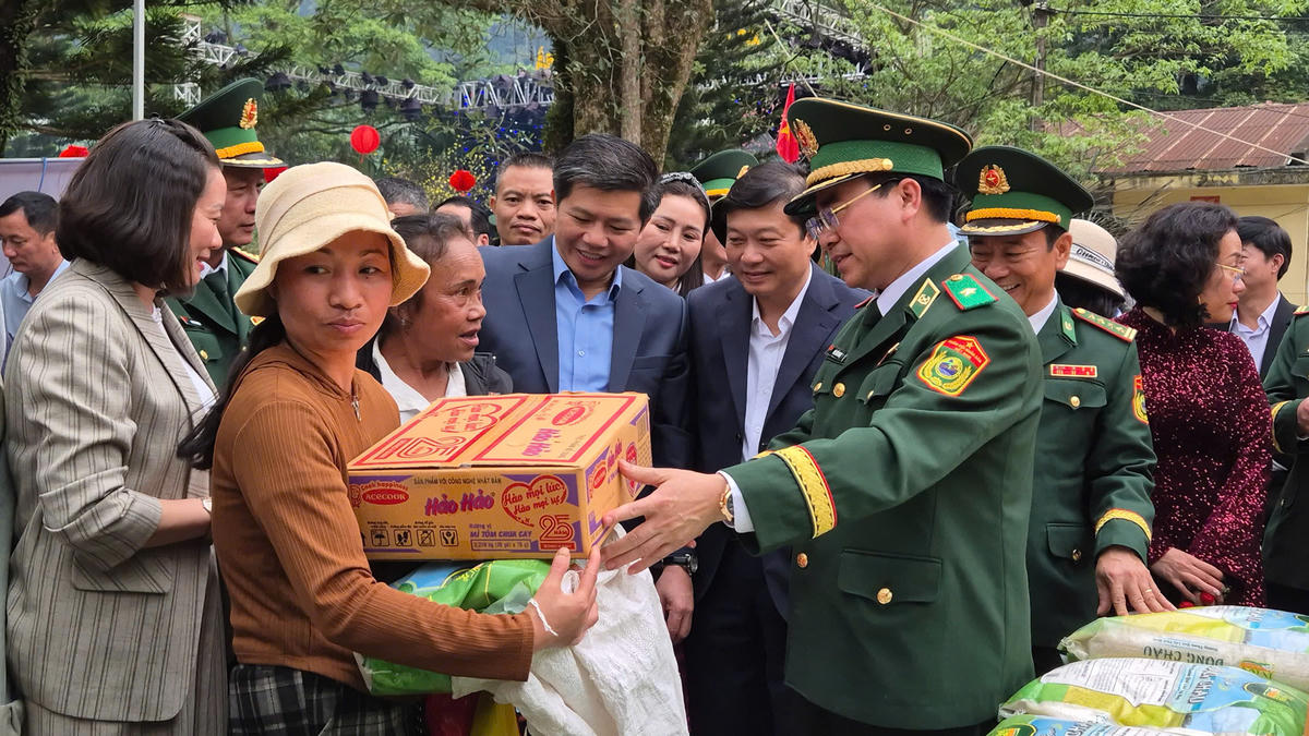 “Xuân Biên phòng ấm lòng dân bản” là hoạt động thường niên, giàu tính nhân văn, có ý nghĩa chính trị - xã hội sâu sắc, được lan tỏa rộng khắp trên hai tuyến biên giới của cả nước và đã trở thành truyền thống tốt đẹp của lực lượng Bộ đội Biên phòng Việt Nam anh hùng. Ảnh: BTC.