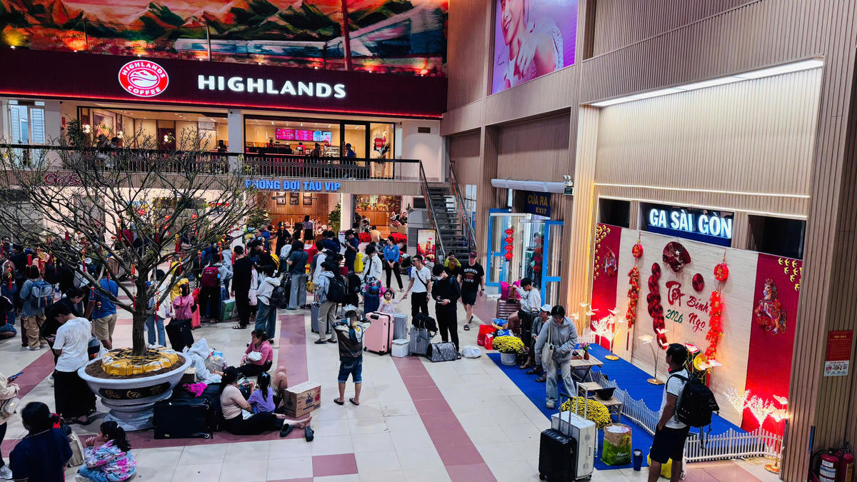 Hành khách mua vé tàu cần chủ động tới nhà ga sớm để tránh bị chậm giờ. Ảnh: Đ.S.