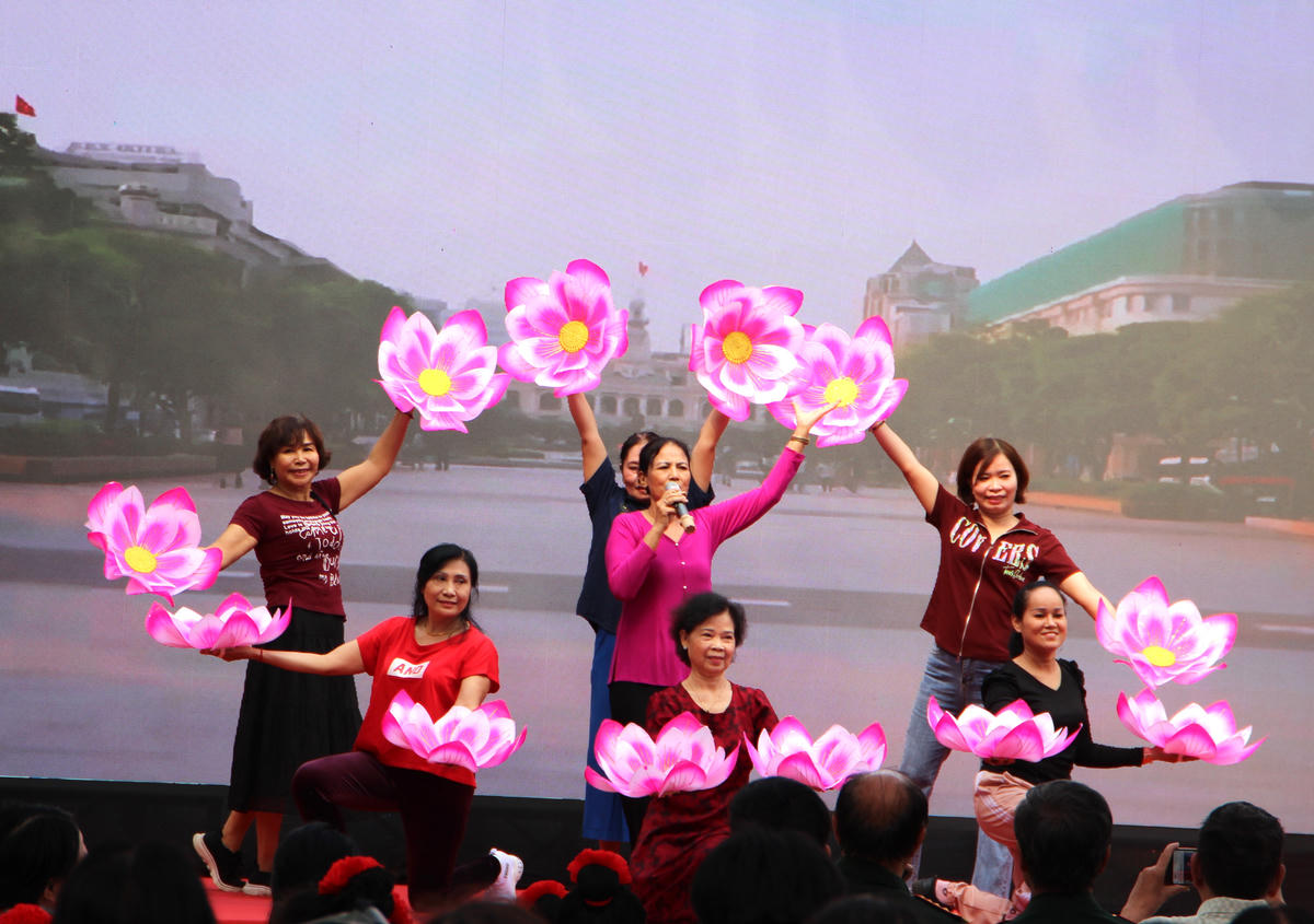 Một tiết mục văn nghệ phục vụ người dân tại Ngày hội. Ảnh: Q.Đ.