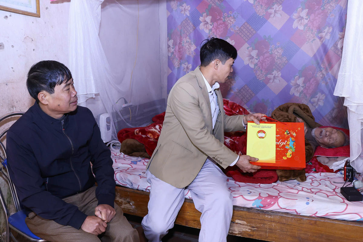 Những suất quà ý nghĩa được trao tận tay các hộ gia đình chính sách trên địa bàn xã Minh Châu.&nbsp;Ảnh: Quang Vinh.