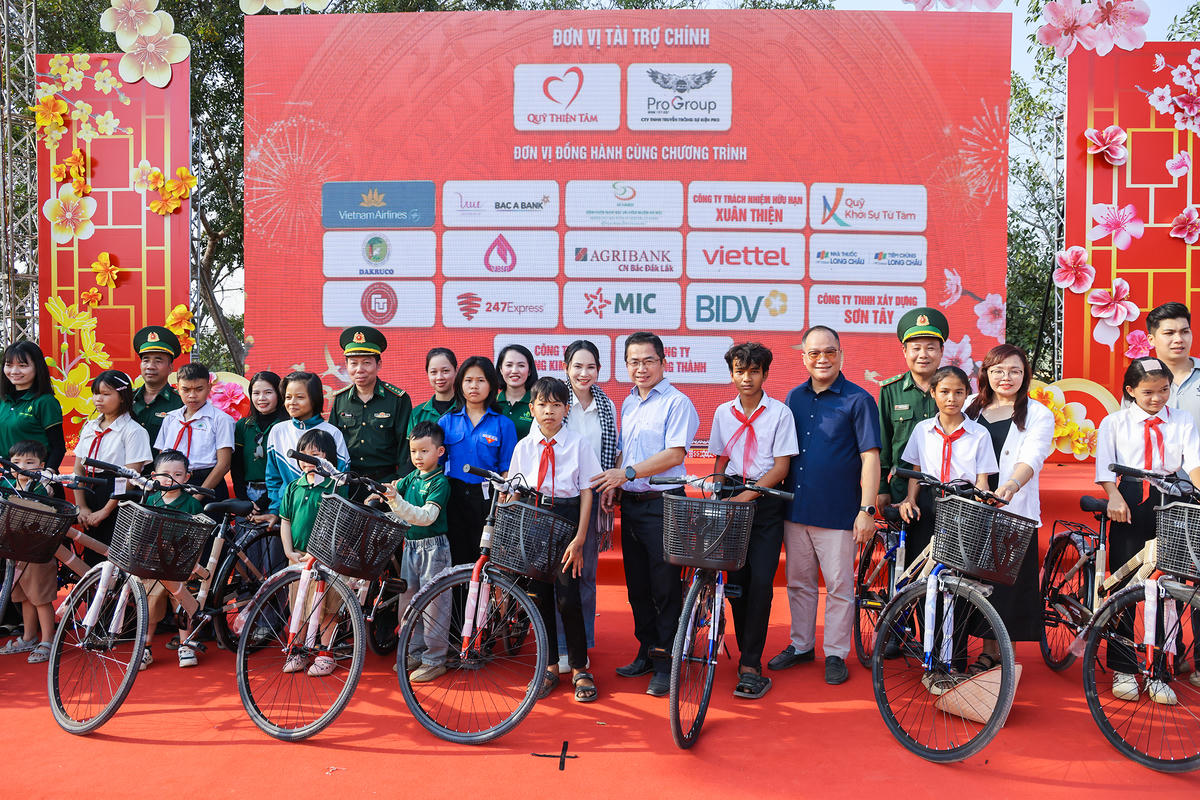 Lãnh đạo Báo Đại đoàn kết, Lãnh đạo Bộ đội Biên phòng tỉnh Đắk Lắk cùng các đơn vị đồng hành trao xe đạp cho các em học sinh xã Buôn Đôn. Ảnh: Quang Vinh.