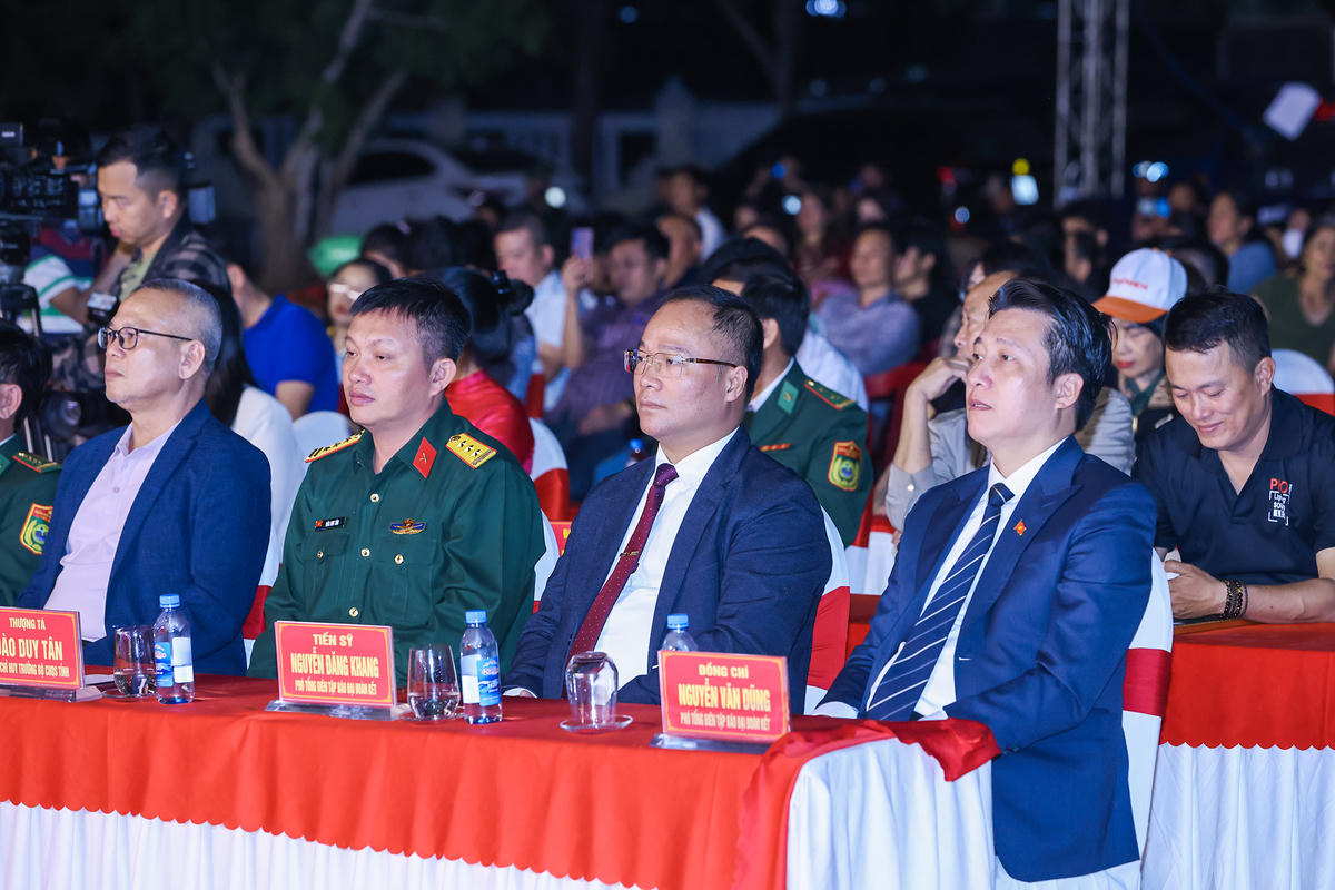 Ông Nguyễn Văn Dũng - Phó Bí thư Đảng ủy, Phó Tổng biên tập Báo Đại đoàn kết và ông Nguyễn Đăng Khang - Phó Tổng Biên tập, Trưởng Ban tổ chức Chương trình “Xuân Biên phòng - Ấm lòng dân bản” của Báo Đại đoàn kết tham dự Chương trình. Ảnh: Quang Vinh.