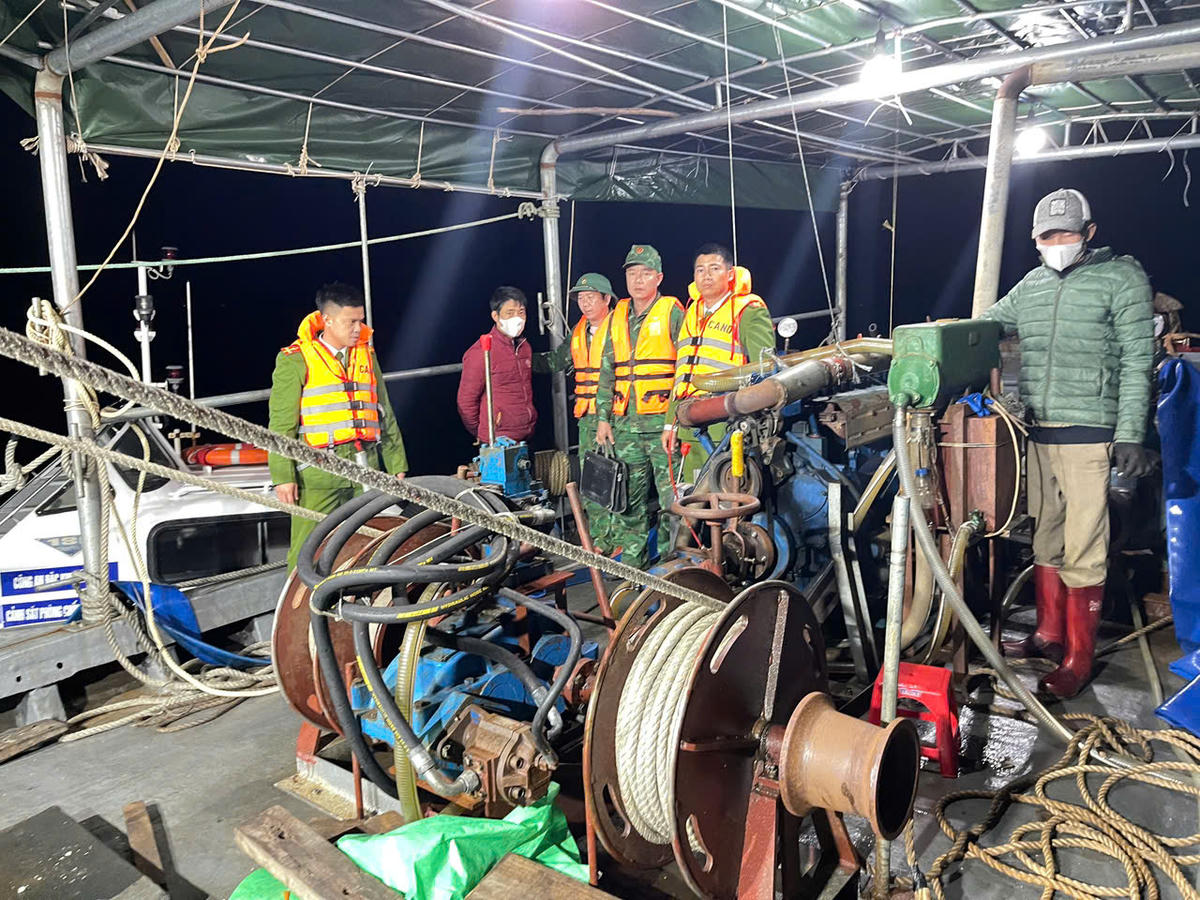 Các lực lượng chức năng kiểm tra, bắt giữ tàu cá khai thác sá sùng trái phép đêm 4/2. Ảnh: Biên phòng QN cung cấp.