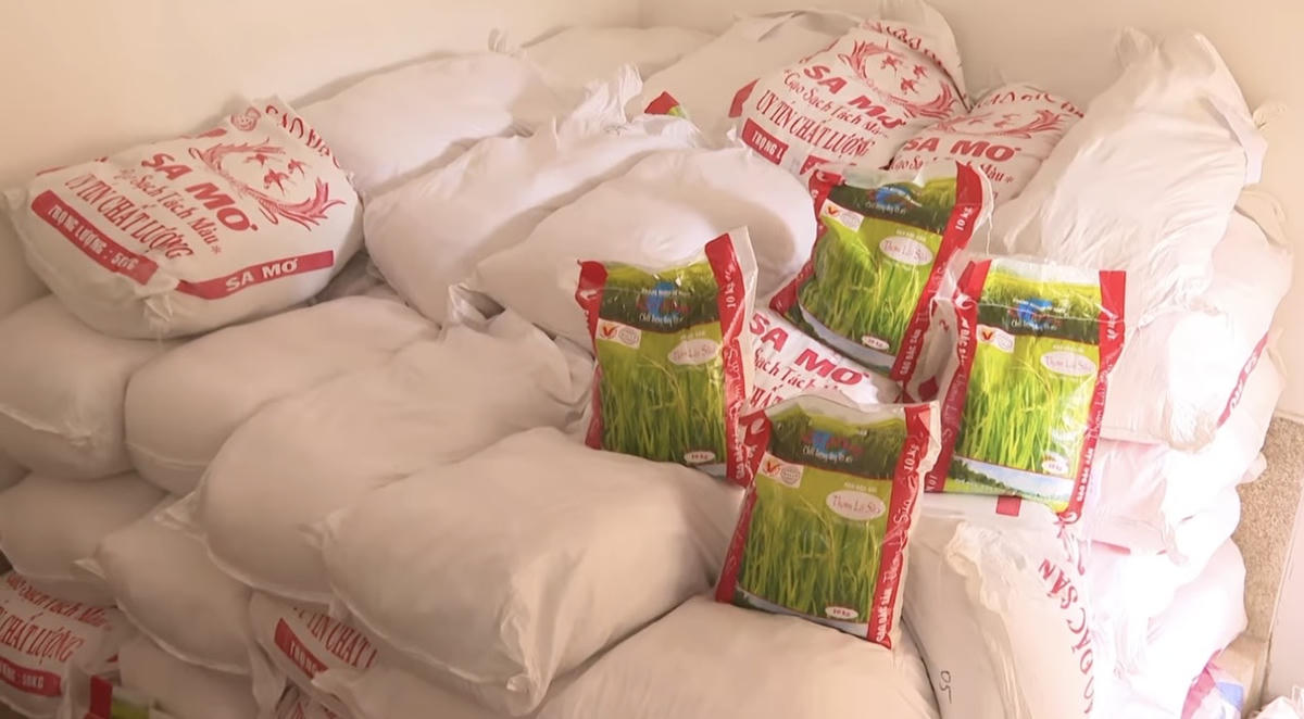 Đối tượng mua gạo giá rẻ rồi làm giả bao bì thương hiệu “Thơm Lài Sữa”. Ảnh: CAHT.