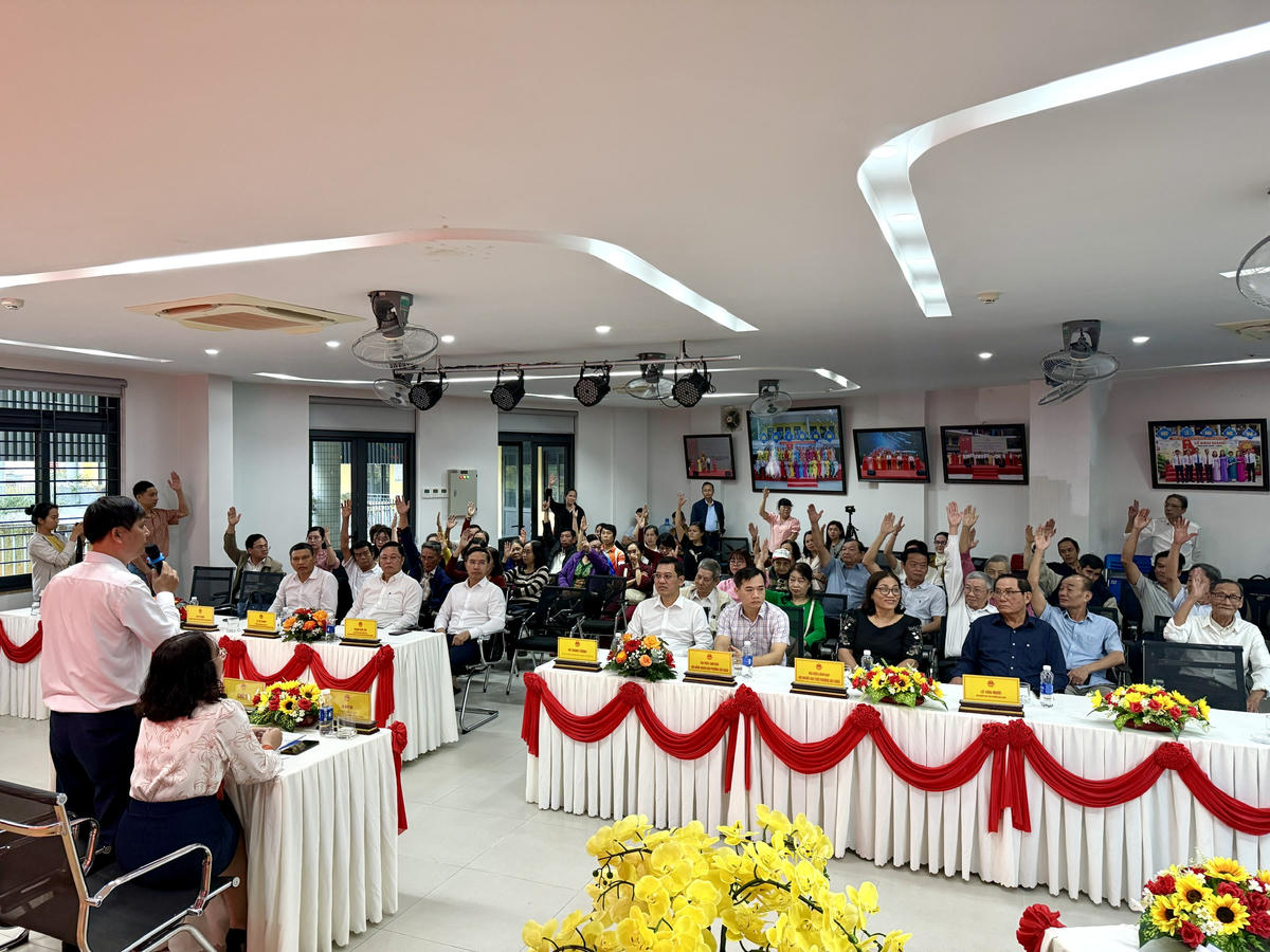 Cử tri dự hội nghị thống nhất 100% các đại biểu ứng cứ. Ảnh: Nguyễn Tú.