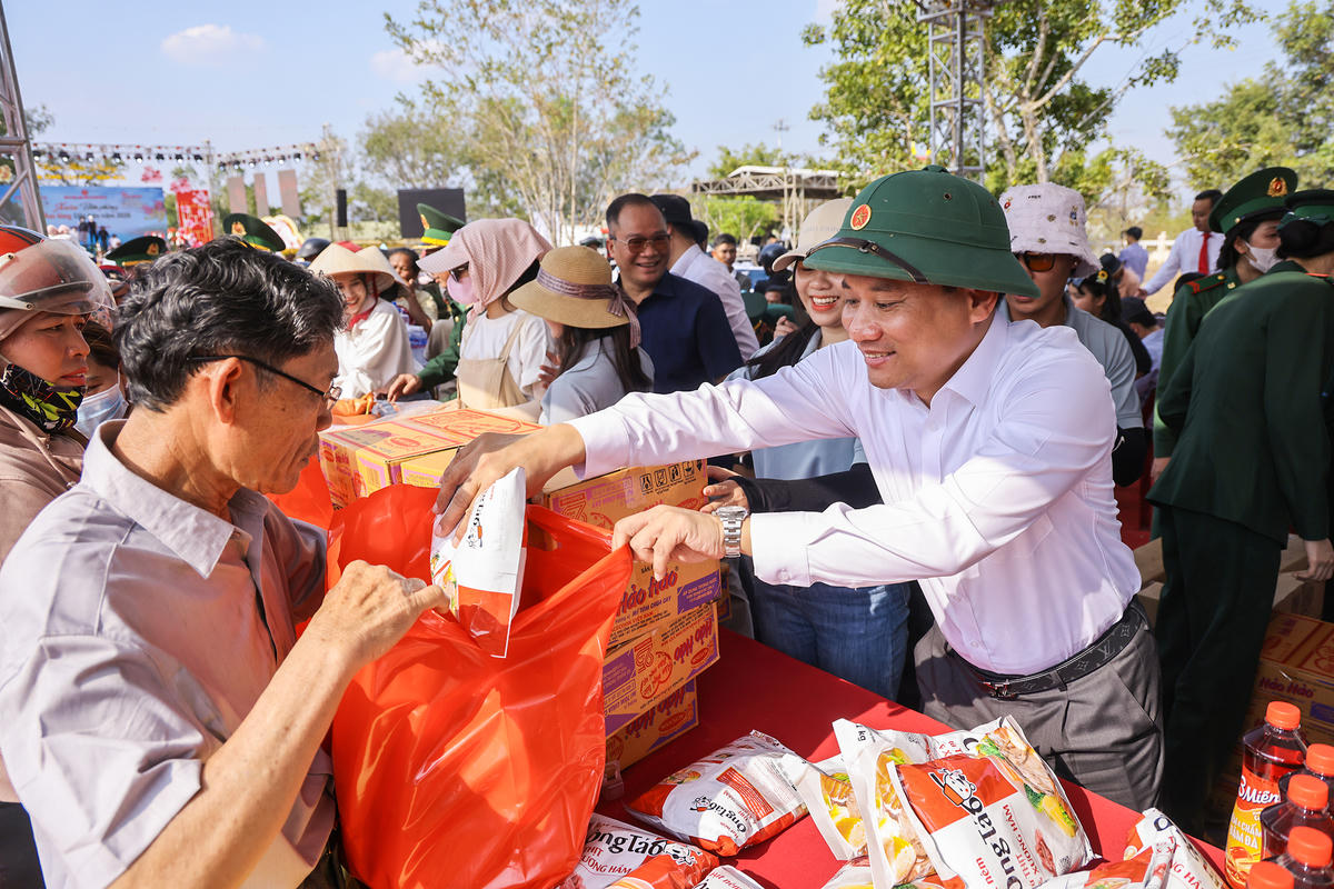 Ông Trương Thành Trung - Ủy viên Ủy ban Trung ương MTTQ Việt Nam, Bí Thư Đảng ủy - Tổng Biên tập Báo Đại đoàn kết phát quà Tết cho bà con nhân dân xã Buôn Đôn. Ảnh: Quang Vinh.. 