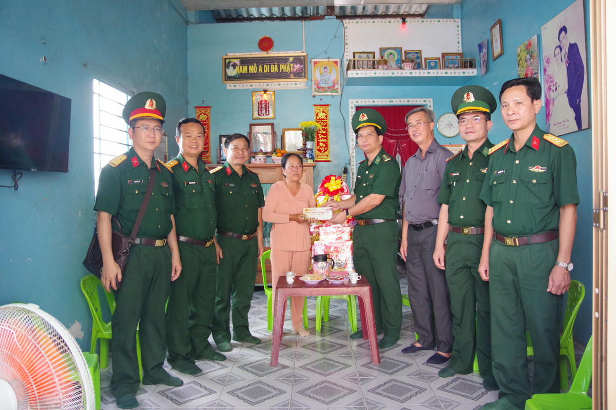 Thăm và tặng quà gia đình chính sách trên địa bàn xã đảo. Ảnh: Quang Tiến.