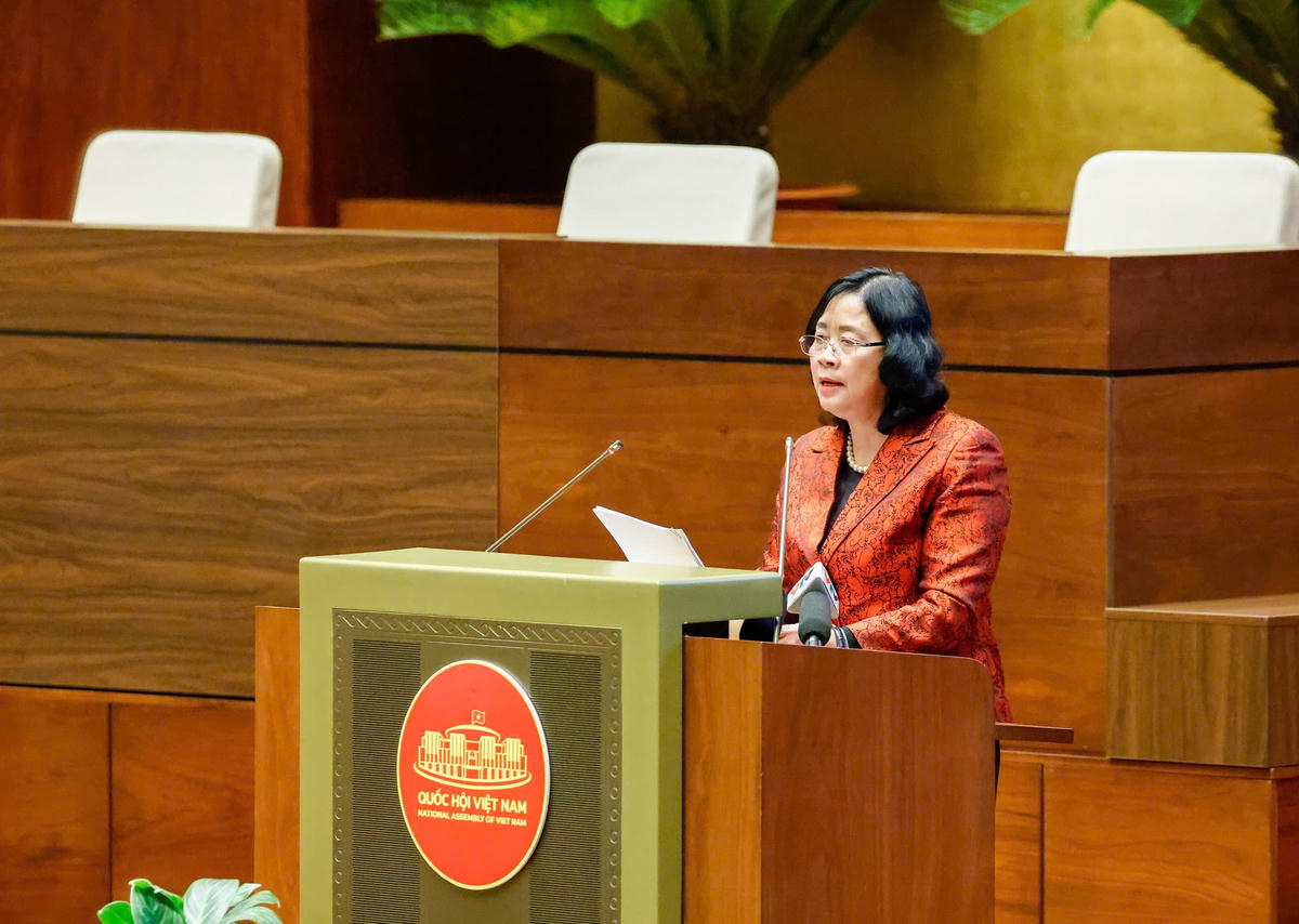 Chủ tịch Bùi Thị Minh Hoài trình bày chuyên đề tại Hội nghị.