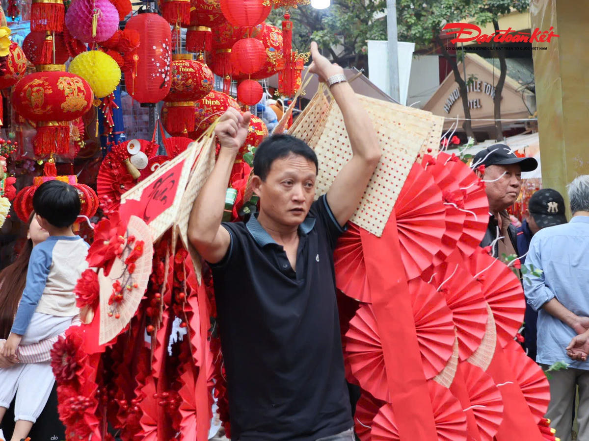 Chợ hoa Xuân Phố cổ 2026 được tổ chức nhằm gìn giữ, phát huy bản sắc văn hóa dân tộc; tôn vinh những nét đẹp truyền thống trong đời sống văn hóa của người dân phố cổ Hà Nội, đồng thời góp phần nâng cao đời sống tinh thần, tạo không khí phấn khởi, vui tươi chào đón Tết Nguyên đán Bính Ngọ năm 2026.