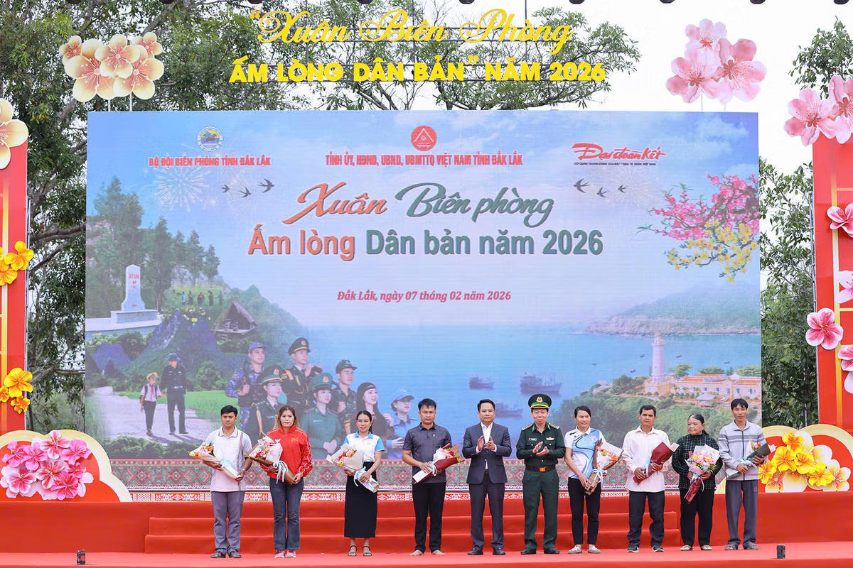 &nbsp;Ông Trương Thành Trung, Ủy viên Ủy ban Trung ương MTTQ Việt Nam, Bí thư Đảng ủy, Tổng Biên tập Báo Đại đoàn kết và Đại tá Đỗ Quang Thấm - Ủy viên Ban Thường vụ Đảng ủy, Phó Chính ủy Bộ CHQS tỉnh Đắk Lắk kiêm Chính ủy Ban Chỉ huy Bộ đội Biên phòng tỉnh Đắk Lắk tặng hoa các đội tham gia hội thi văn hóa thể thao tại chương trình Xuân biên phòng ấm lòng dân bản tại Đắk Lắk. Ảnh: Quang Vinh.