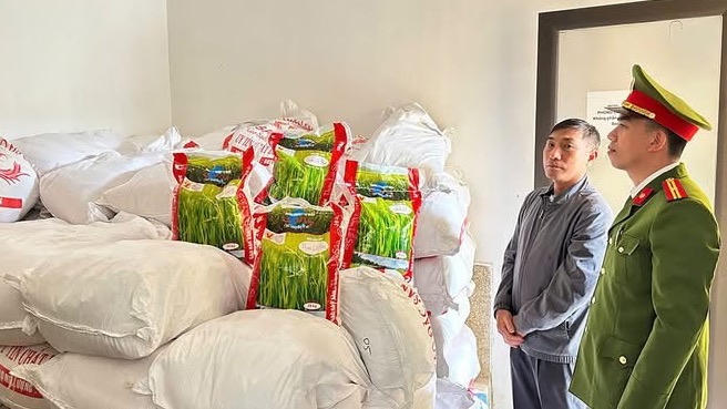 Đối tượng Phạm Văn Hùng cùng tang vật liên quan vụ án. Ảnh: CAHT.