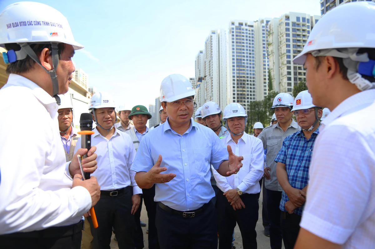 Ủy viên Trung ương Đảng, Chủ tịch UBND TPHCM  Nguyễn Văn Được kiểm tra tiến độ thi công các dự án trọng điểm nút giao An Phú và đường vành đai 3.