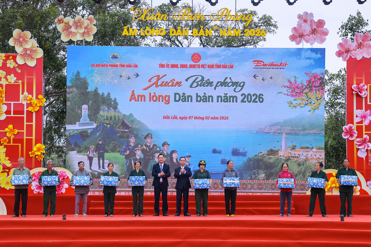 Lãnh đạo xã Buôn Đôn tặng quà cho các hội viên&nbsp;thanh niên xung phong có hoàn cảnh khó khăn. Ảnh: Quang Vinh